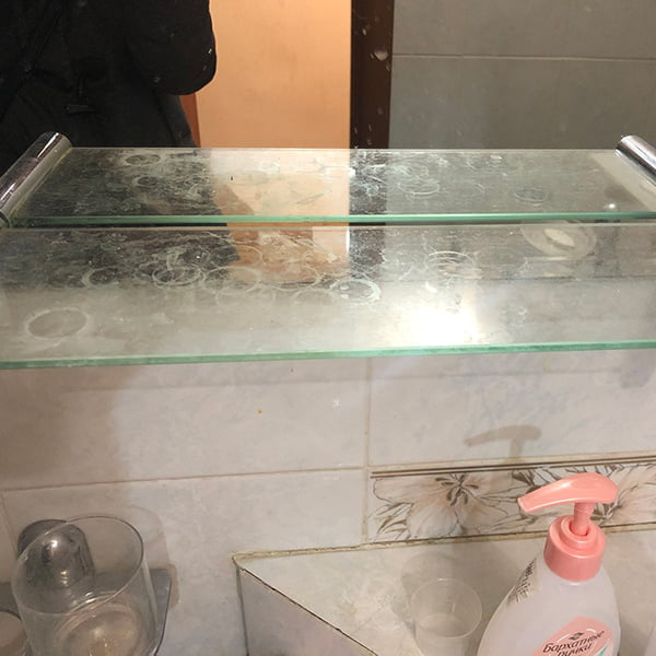Уборка стеклянных полок в ванной